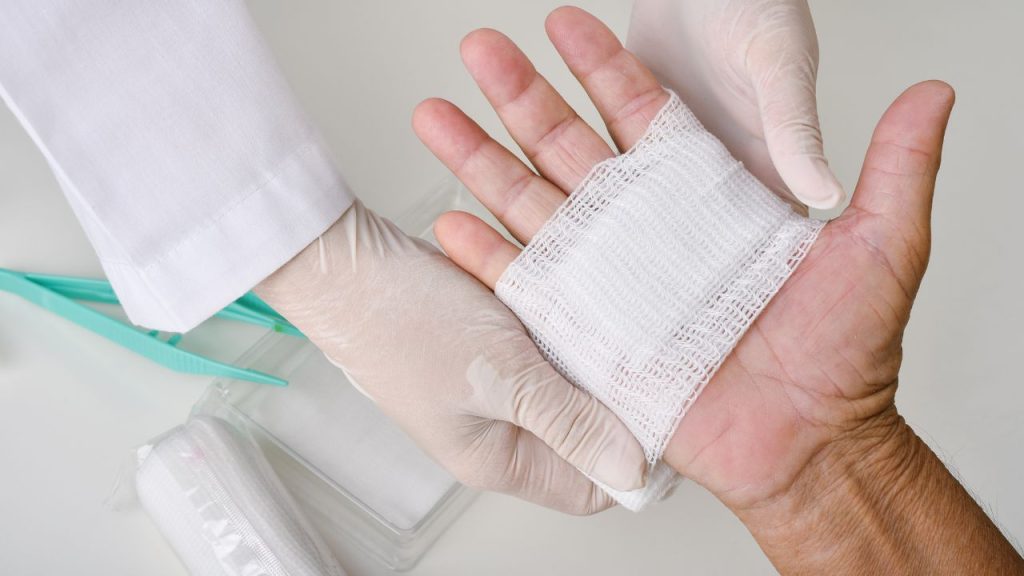 signs of infected wound​